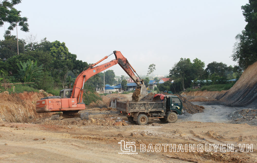 Tuyến đường thuộc dự án tổng hợp đô thị động lực TP. Thái Nguyên, đoạn qua địa bàn xóm Hùng Vương, xã Linh Sơn, đang được đẩy nhanh tiến độ.