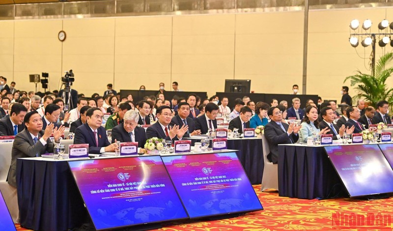 Các đồng chí lãnh đạo Đảng, Nhà nước tham dự phiên khai mạc Diễn đàn Kinh tế-Xã hội Việt Nam 2022.