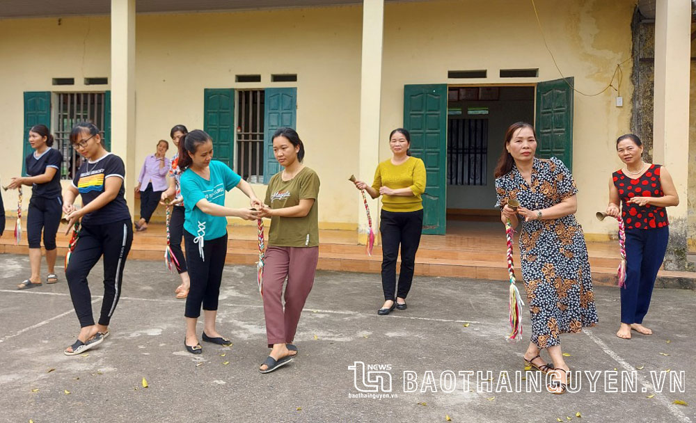 Cán bộ Trung tâm Văn hóa - Nghệ thuật tỉnh hướng dẫn điệu múa của người Dao cho Đội văn nghệ xóm Cộng Hòa, xã Động Đạt.