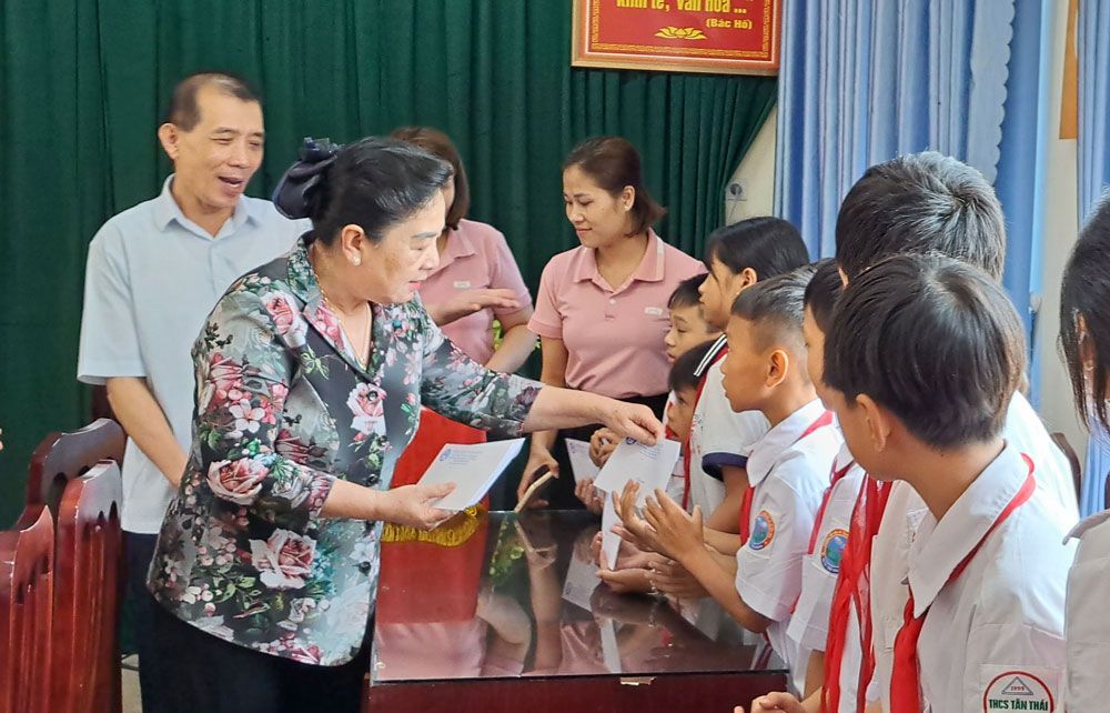Đồng chí Phạm Thị Hòe, Phó Chủ tịch Trung ương Hội Khuyến học Việt Nam, trao học bổng cho các học sinh vượt khó học giỏi của Trường Tiểu học, Trung học cơ sở Tân Thái (Đại Từ).