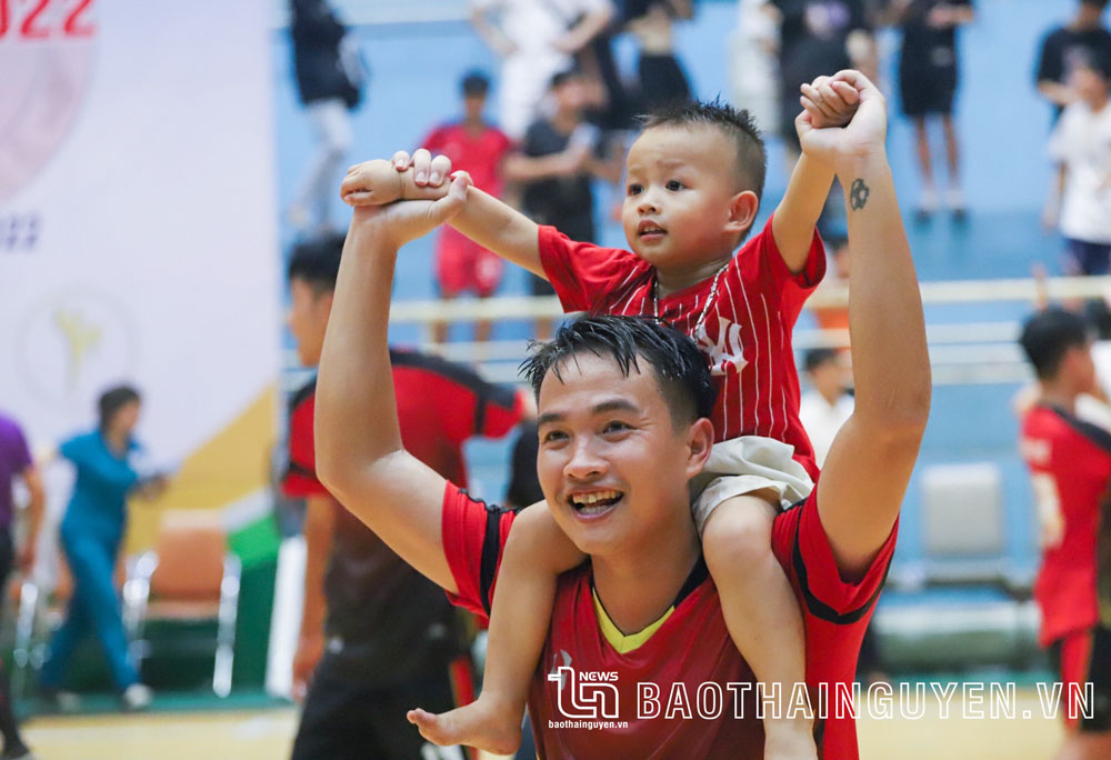 Cầu thủ đội bóng đá Futsal huyện Đại Từ chia sẻ niềm vui vô địch với người thân.