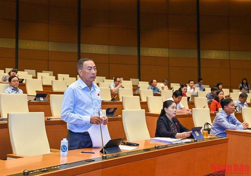 Đại biểu Quốc hội tỉnh Đồng Tháp Phạm Văn Hòa phát biểu ý kiến.