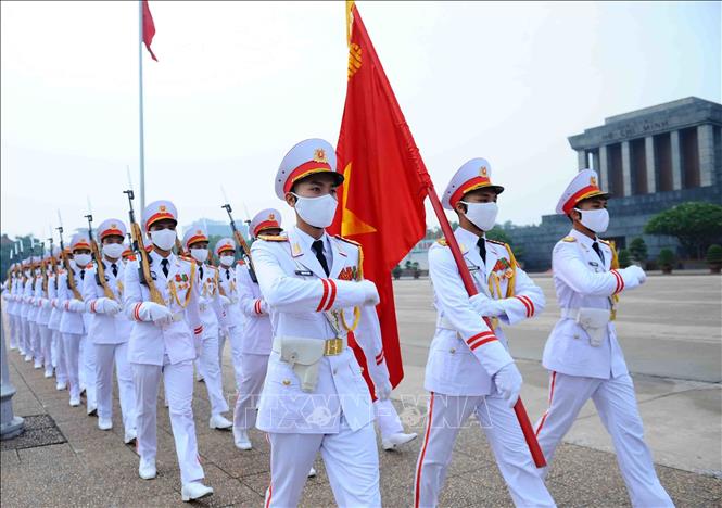 Đội hình thực hiện Lễ thượng cờ gồm 37 đồng chí. Dẫn đầu là Quân kỳ quyết thắng, sau đó là 34 đồng chí tiêu binh tượng trưng cho 34 chiến sĩ đầu tiên của Đội Việt Nam tuyên truyền giải phóng quân, tiền thân của Quân đội nhân dân Việt Nam.