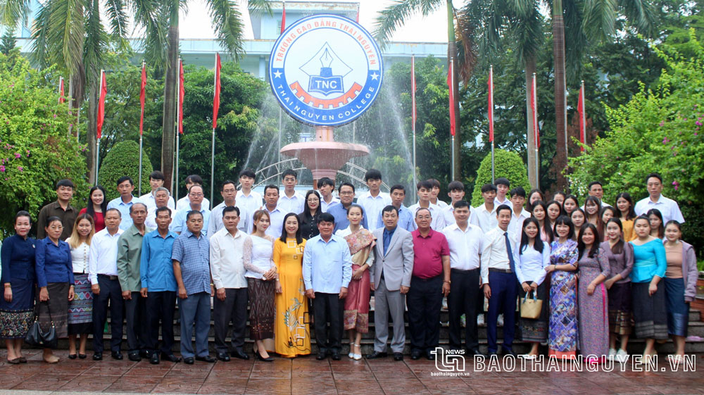 Đoàn đại biểu cấp cao của tỉnh Bò Kẹo chụp ảnh lưu niệm với Ban Giám hiệu Trường Cao đẳng Thái Nguyên và các du học sinh Lào đang học tập tại Trường.