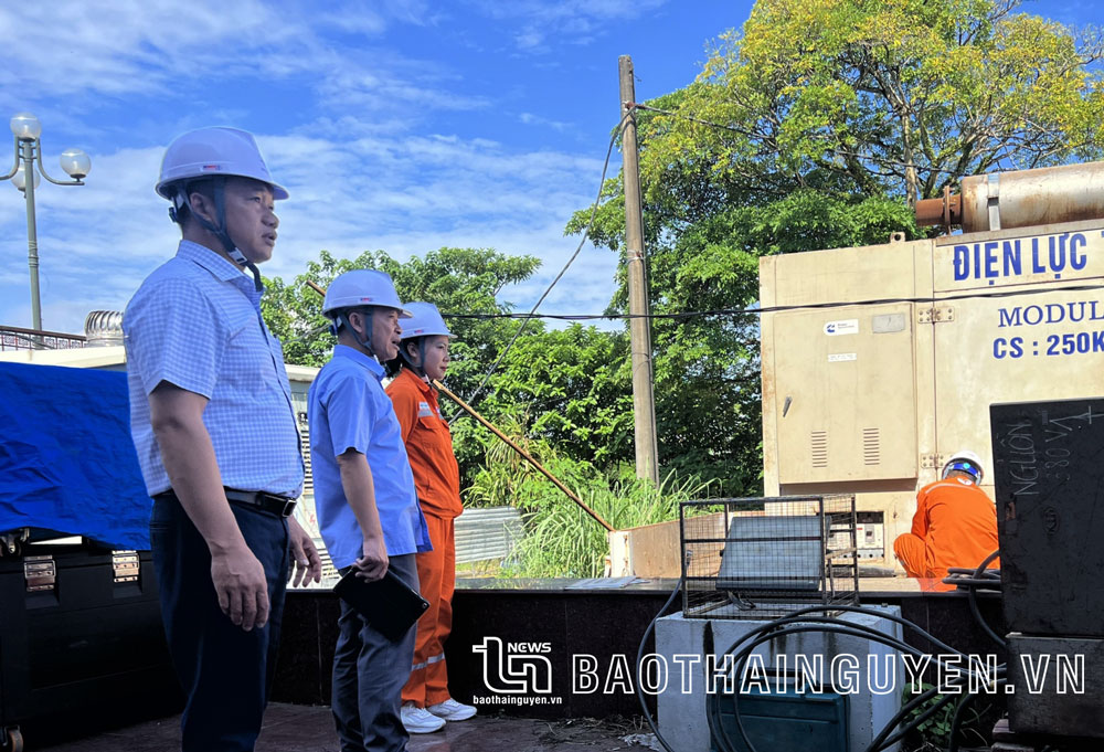 Lãnh đạo Điện lực TP. Thái Nguyên kiểm tra công tác cấp điện tại Quảng trường Võ Nguyên Giáp.
