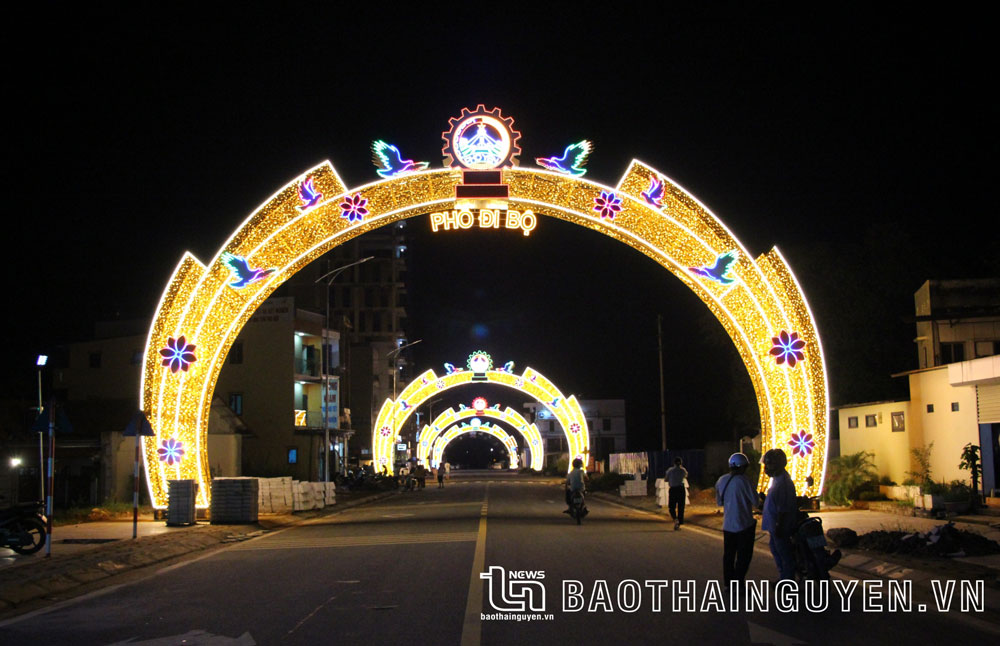 Phố đi bộ Nguyễn Cấu và Trần Đăng Ninh vừa hoàn thành, là 2 tuyến phố đi bộ đầu tiên tại tỉnh, tạo thêm điểm nhấn cho đô thị TP. Phổ Yên