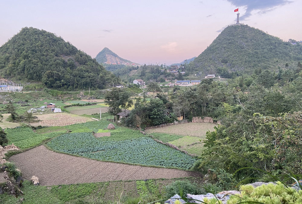 Từ bản Lô Lô Chải có thể quan sát cột cờ Lũng Cú.