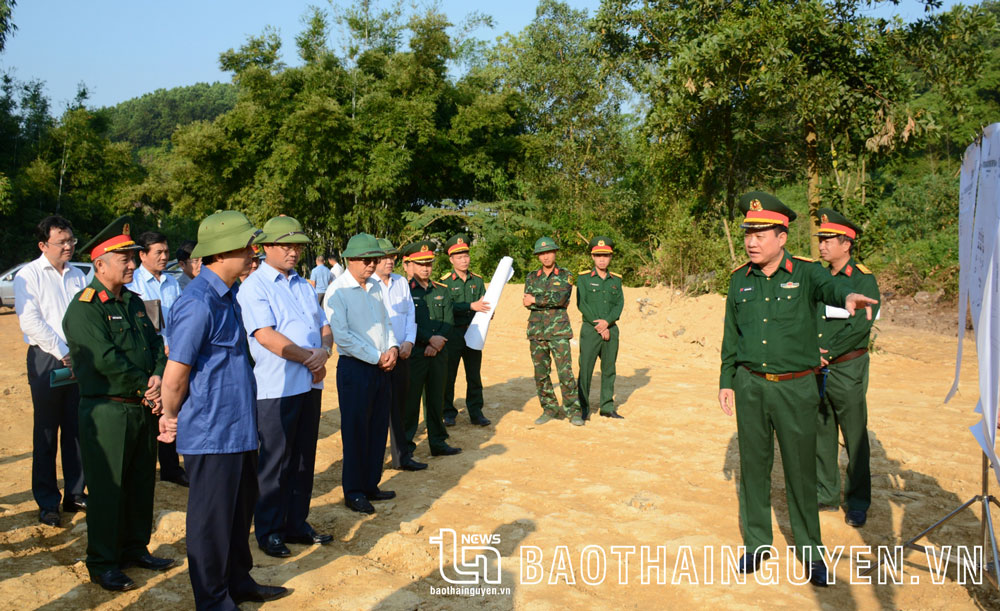 Đồng chí Chủ tịch UBND tỉnh cùng các thành viên Ban Chỉ đạo diễn tập KVPT tỉnh kiểm tra căn cứ chiến đấu và các khu vực thực binh.