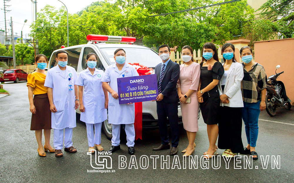Cộng đồng doanh nghiệp, doanh nhân Thái Nguyên đóng góp tích cực cho công tác an sinh xã hội. Trong ảnh: DANKO Group trao tặng 1 xe cứu thương cho Trung tâm Y tế TP. Thái Nguyên.