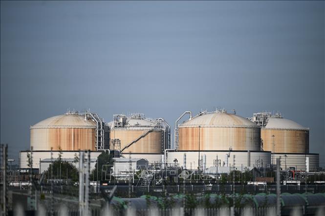 Các bể chứa khí tự nhiên hoá lỏng tại cảng nhập khẩu LNG ở Grain, Đông Nam Anh. Ảnh: AFP/TTXVN