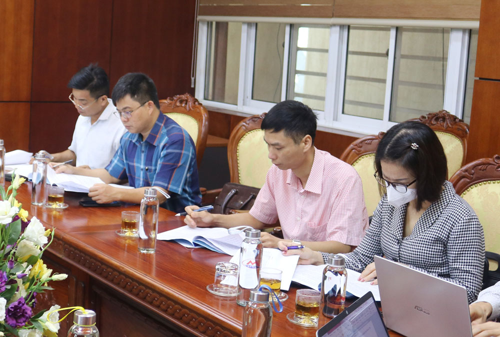 Cán bộ BHXH tỉnh Thái Nguyên (ngoài cùng bên phải) kiểm tra việc chấp hành tham gia BHXH, BHTN tại Công ty Công nghiệp hóa chất mỏ Thái Nguyên.