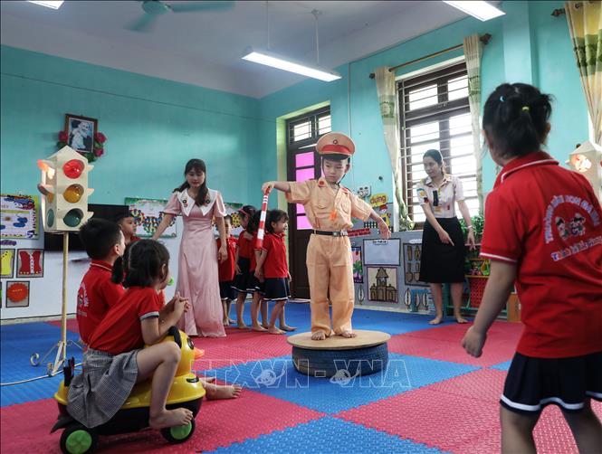 Cô giáo hướng dẫn các bé thực hành tham gia giao thông đúng quy định tại trường Mầm non Đa Mai, thành phố Bắc Giang.