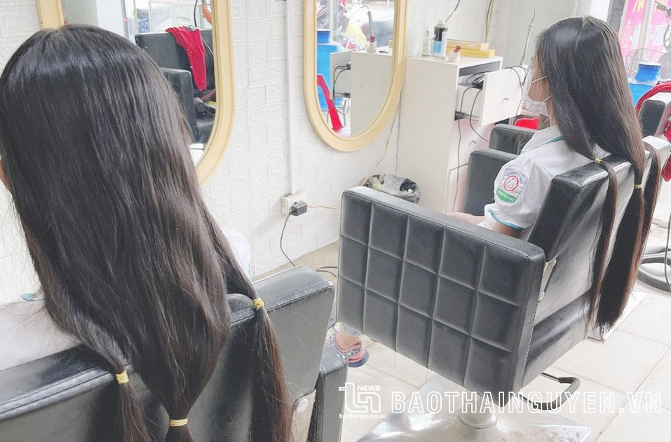 Hai chị em Minh Tâm, Minh Thư quyết định cắt mái tóc để hiến tặng bệnh nhân ung thư.