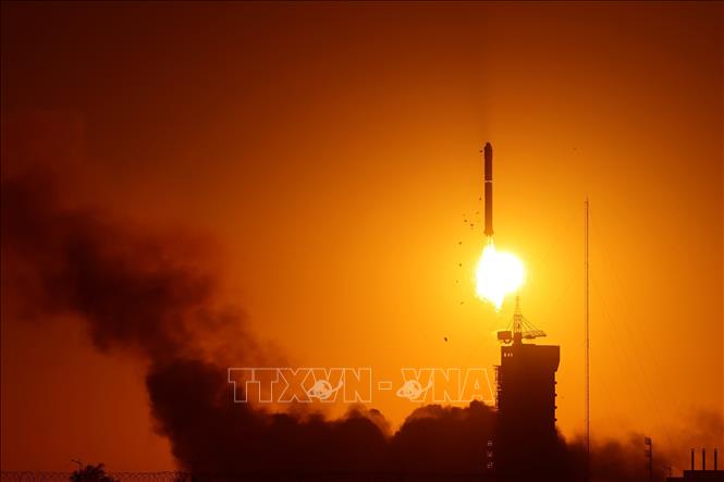 Tên lửa đẩy Trường Chinh-2D mang theo Đài Quan sát Mặt trời trên Không gian Tiên tiến (ASO-S) rời bệ phóng tại Trung tâm Phóng Vệ tinh Tửu Tuyền, Trung Quốc, ngày 9/10/2022. Ảnh: THX/TTXVN