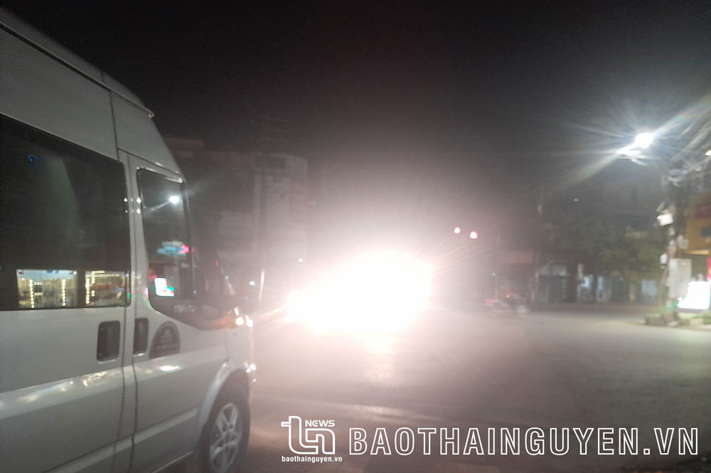Một chiếc xe ô tô giương đèn pha trên đường nội thị khiến người tham gia giao thông ngược chiều bị lóa (ảnh chụp tại nút giao đường Hoàng Ngân - Cách mạng Tháng Tám, TP. Thái Nguyên).