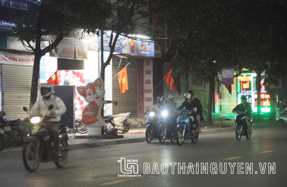 Nhiều người điều khiển xe mô tô không bật đèn xe theo quy định (ảnh chụp trên đường Lương Ngọc Quyến, TP. Thái Nguyên).