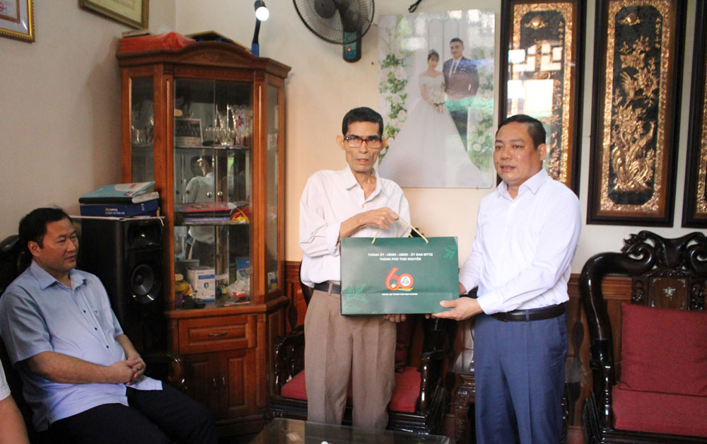 Đồng chí Nguyễn Hoàng Mác tặng quà gia đình ông Đỗ Xuân Tiến, bệnh binh 65%, ở tổ 5, phường Túc Duyên.