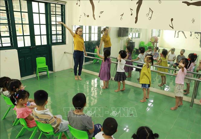 Giờ học múa, hát của trẻ lớp mẫu giáo lớn, trường Mầm non Phù Linh A, xã Phù Linh.