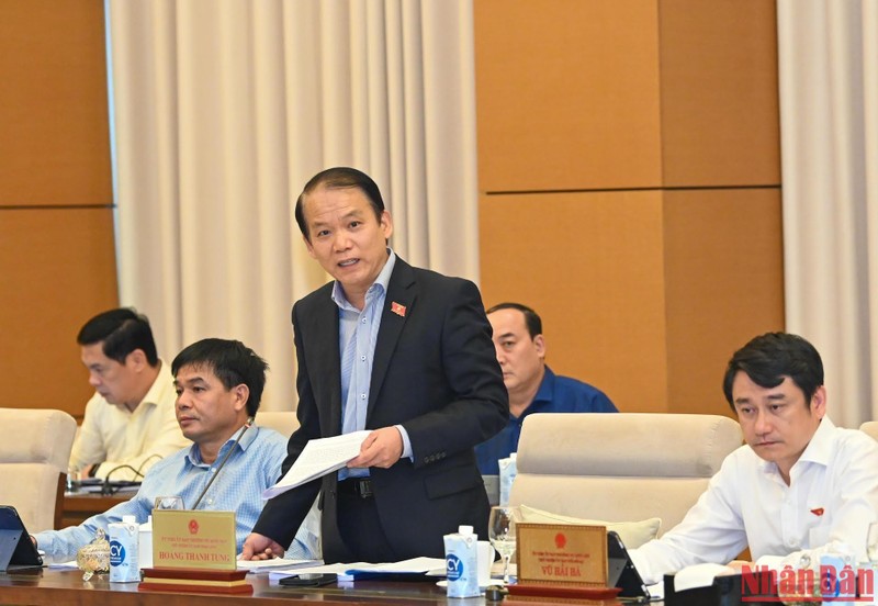 Chủ nhiệm Ủy ban Pháp luật của Quốc hội Hoàng Thanh Tùng góp ý kiến vào dự thảo Nghị quyết.