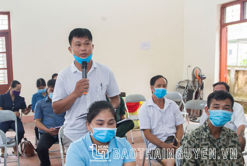 Người dân xã Tràng Xá nêu kiến nghị tại buổi đối thoại với Chủ tịch UBND huyện Võ Nhai.