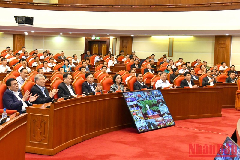 Các đồng chí lãnh đạo Đảng, Nhà nước và đại biểu dự Hội nghị.