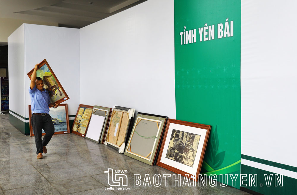 Ban Tổ chức đã hoàn thành việc tiếp nhận các tác phẩm được chọn trưng bày tại Triển lãm.