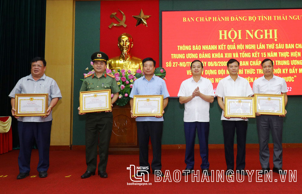 Đồng chí Phạm Hoàng Sơn, Phó Bí thư Thường trực Tỉnh ủy, Chủ tịch HĐND tỉnh, trao Bằng khen của Ban Thường vụ Tỉnh ủy tặng các cá nhân có thành tích xuất sắc trong thực hiện Nghị quyết số 27-NQ/TW.