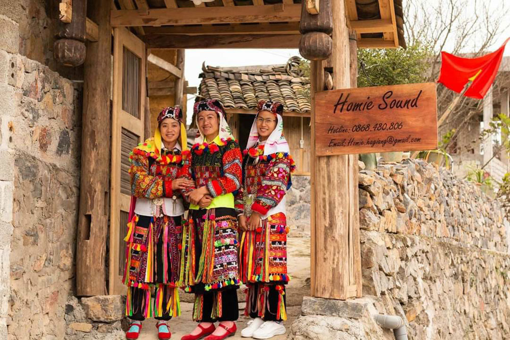 Ở các homestay, du khách được khám phá nét truyền thống của đồng bào Lô Lô, đặc biệt là trang phục của phụ nữ rất đẹp.