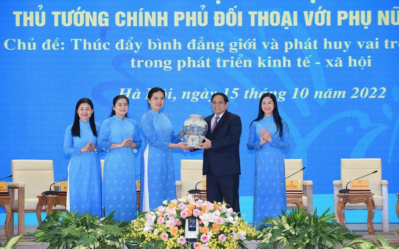 Thủ tướng tặng quà lưu niệm cho Hội Liên hiệp Phụ nữ Việt Nam.