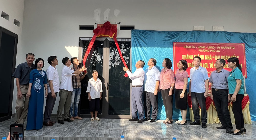Khánh thành nhà Đại đoàn kết cho gia đình bà Trần Thị Lợi, tổ 9, phường Phú Xá.
