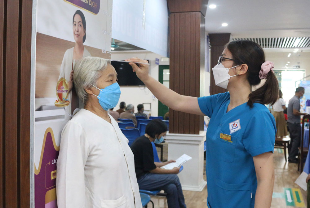 Bác sĩ Bệnh viện Trung ương Thái Nguyên khám sức khoẻ cho người dân.