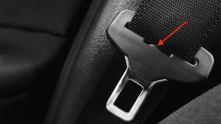 Nút nhựa nhỏ tích hợp trên dây đai có tác dụng giữ chốt khóa

