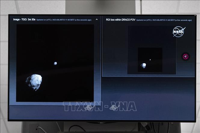 Hình ảnh tàu vũ trụ thực hiện thử nghiệm chuyển hướng tiểu hành tinh kép (DART) bay qua tiểu hành tinh Didymos (trái) và chuẩn bị đâm vào Dimorphos (phải), ngày 26/9/2022 (Ảnh phát trên màn hình tại Trung tâm vũ trụ Kenedy thuộc Cơ quan Hàng không Vũ trụ Mỹ-NASA). Ảnh: AFP/TTXVN