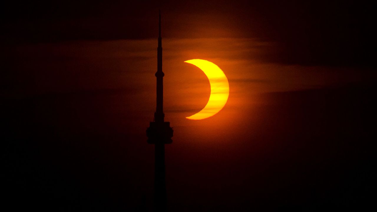 Nhật thực một phần tại Toronto, Canada, năm 2021. Ảnh: AFP