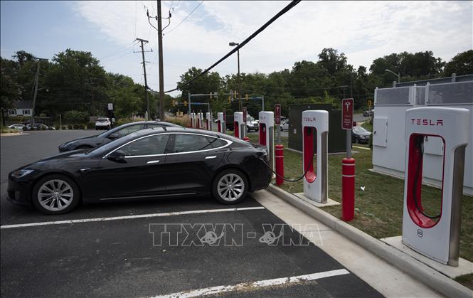 Xe điện của Tesla tại một trạm sạc điện ở Arlington, bang Virginia (Mỹ). Ảnh: AFP/TTXVN