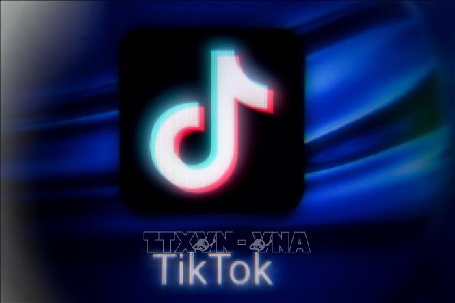 Biểu tượng của mạng xã hội TikTok trên màn hình máy tính bảng. Ảnh: AFP/TTXVN